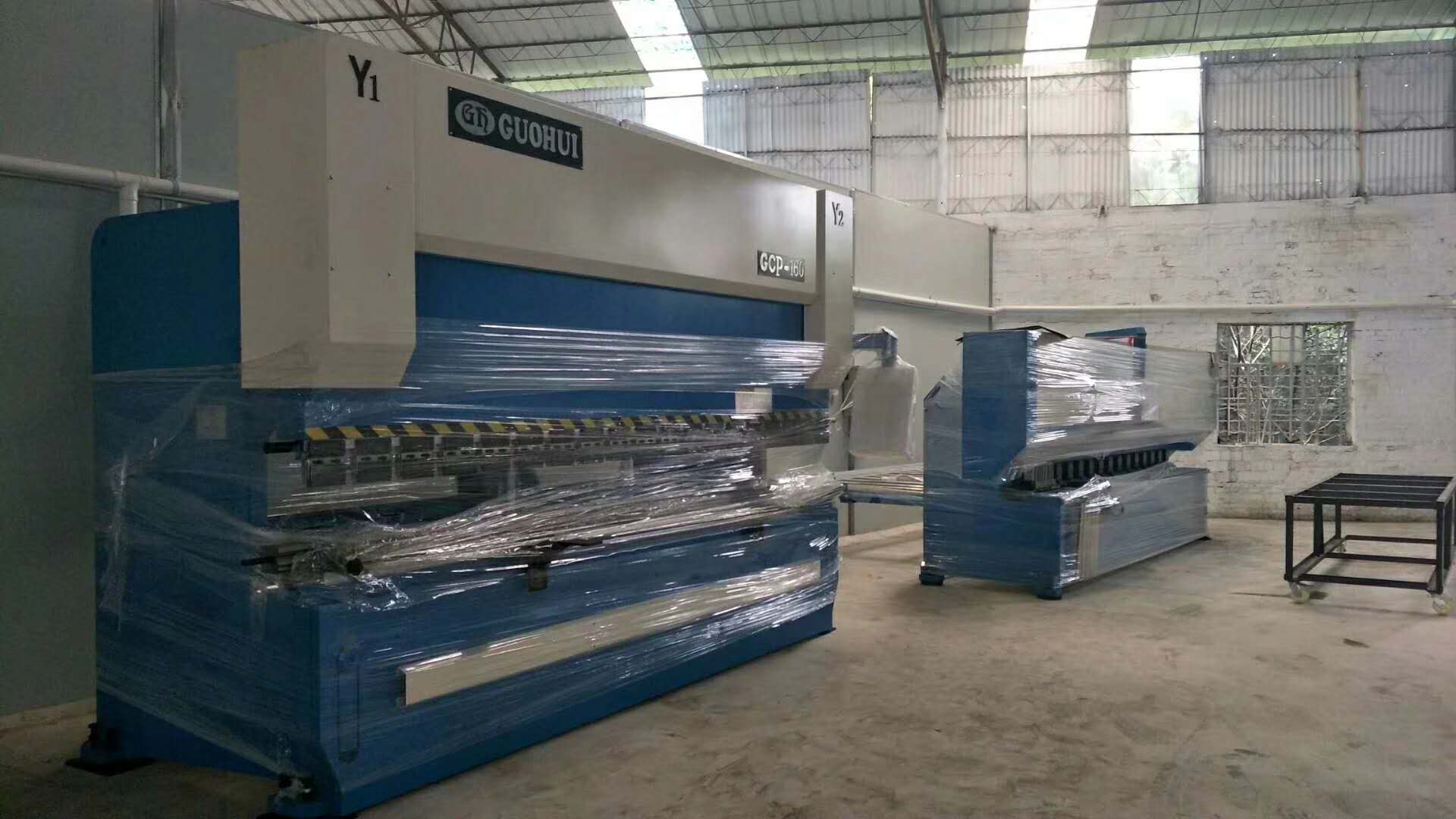 十月，金秋送爽，國(guó)輝送機(jī)